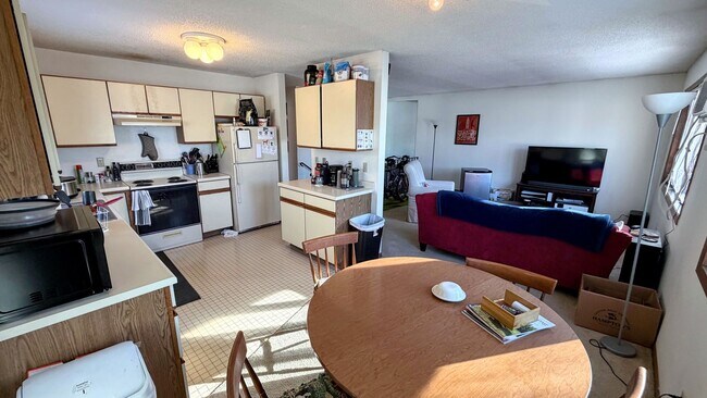 Building Photo - Spacious 3-Bedroom just off Como Ave!