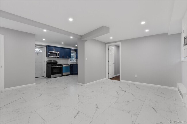 Building Photo - 840 E Broadway