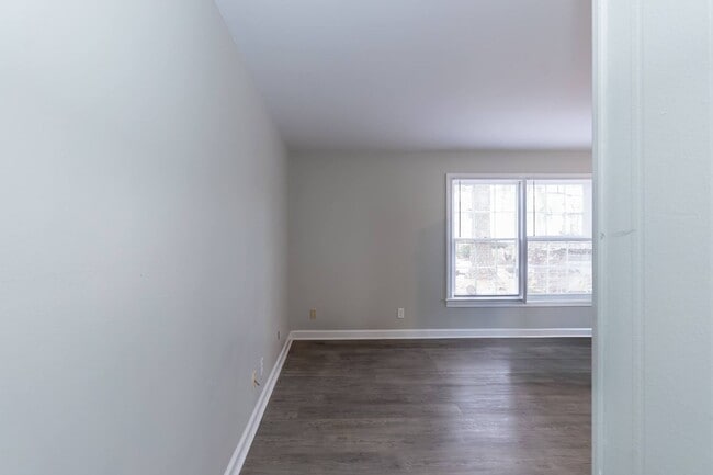 Building Photo - Two Bedroom Home!