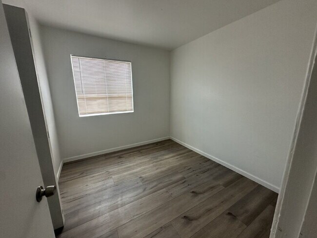 Building Photo - 5431 N Lakeshore Dr