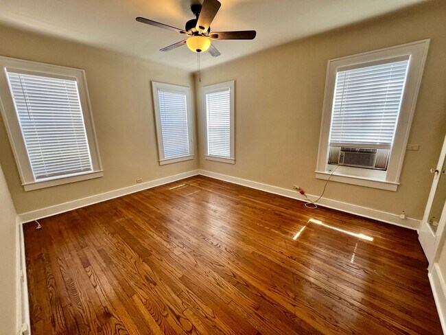 Building Photo - 424 E Ashby Pl