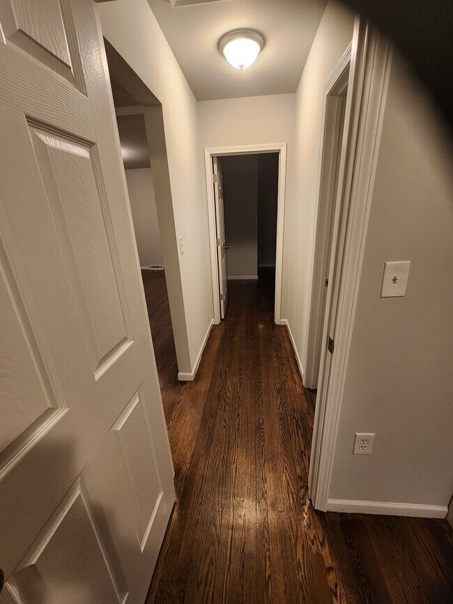 Building Photo - Large 2 Bedroom Home With Garage Section 8 not accepted