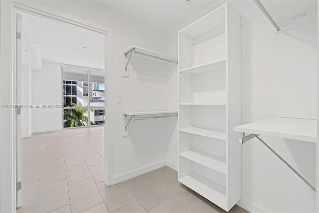 Building Photo - 2150 N Bayshore Dr