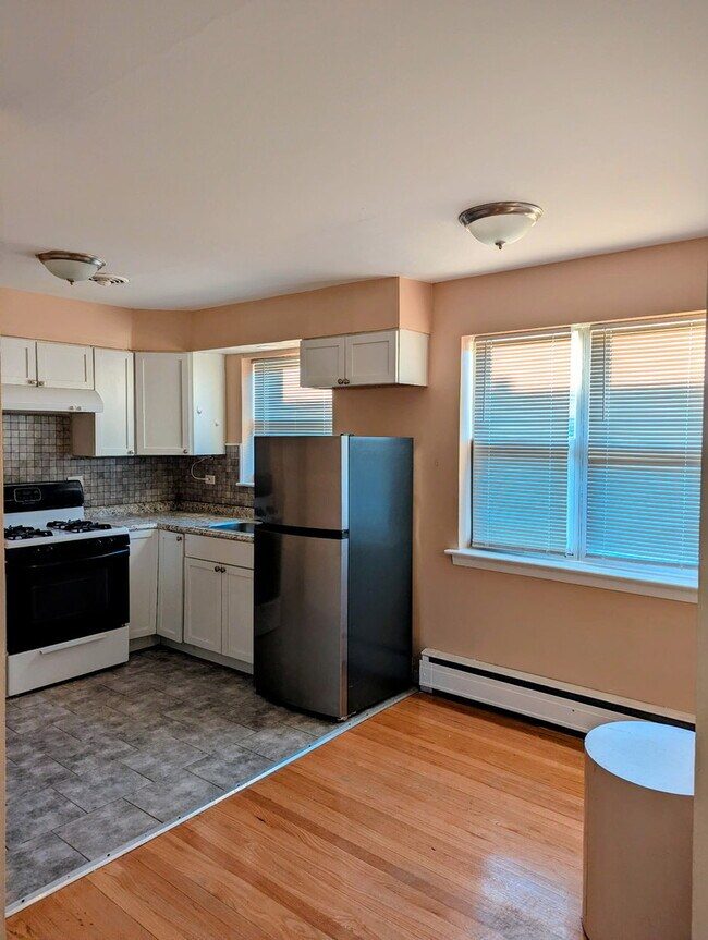 Building Photo - 406 E 109th St