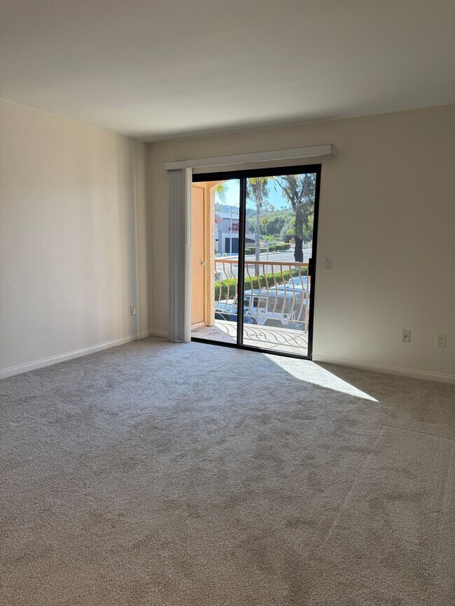 Building Photo - $400 off first months rent!! And 1 bed 1 b...