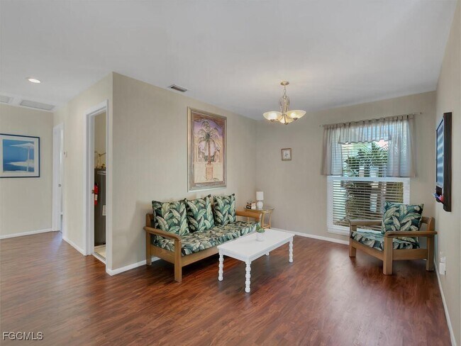 Building Photo - 908 SE 35th Terrace