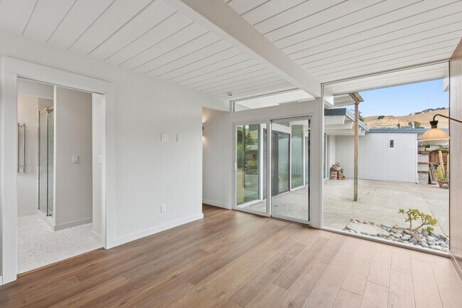 Building Photo - Eichler Mid-Century Home, Newly Renovated