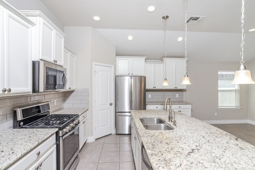 Building Photo - 13918 Persimmon Cv