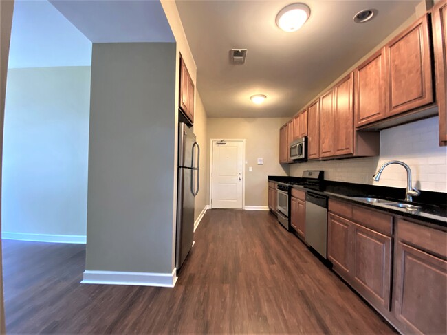 Building Photo - 920 W Cullom