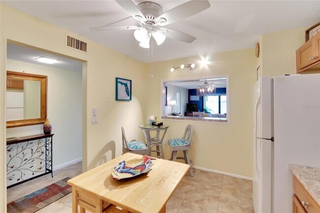 Building Photo - 7700 Sun Island Dr S