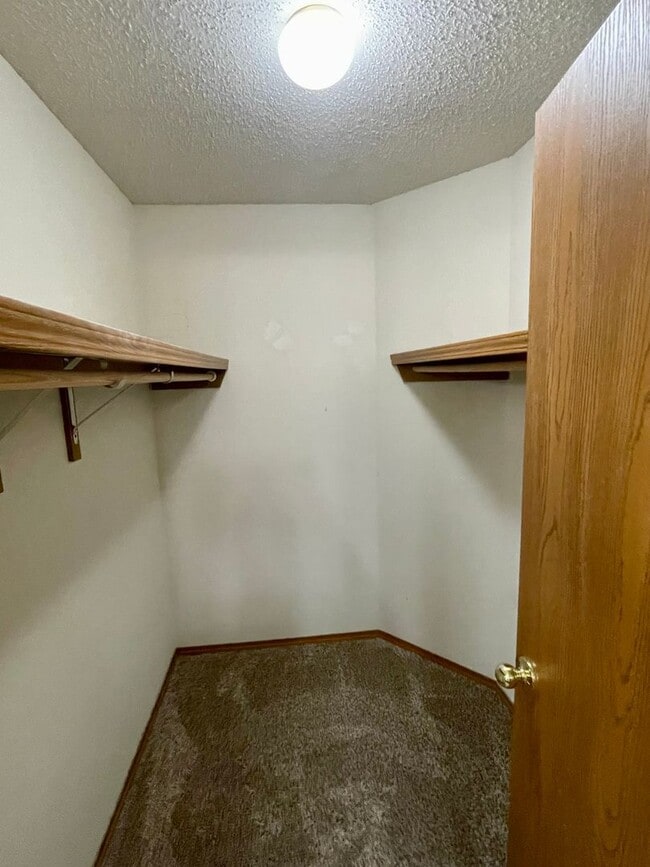 Building Photo - Beautiful 2 story, 5 bedroom, 3 bath home available NOW!