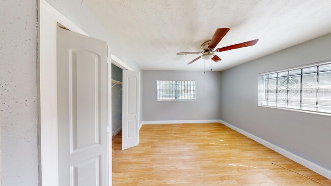 Building Photo - 3BR/1BA HOUSE - Riverview Area  **HALF OFF...