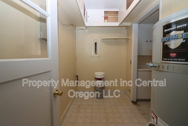 Building Photo - 1670 Yew St SE