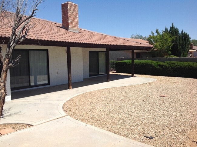 Building Photo - 3 BEDROOM HOME IN SPRING VALLEY LAKE!