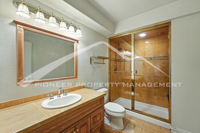Building Photo - Luxury Meets Location – Impeccable 5BR Hom...