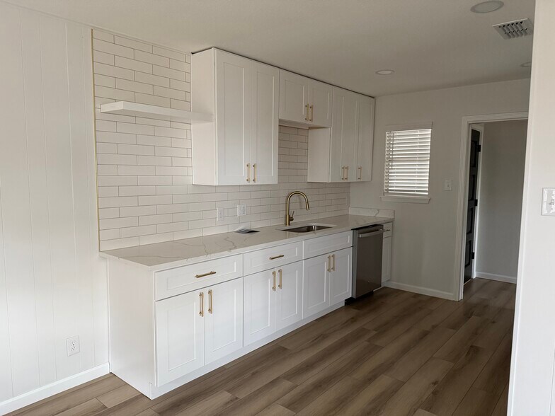 Building Photo - 6526 Forest Grove