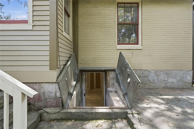 Building Photo - 927 Park Ave SE
