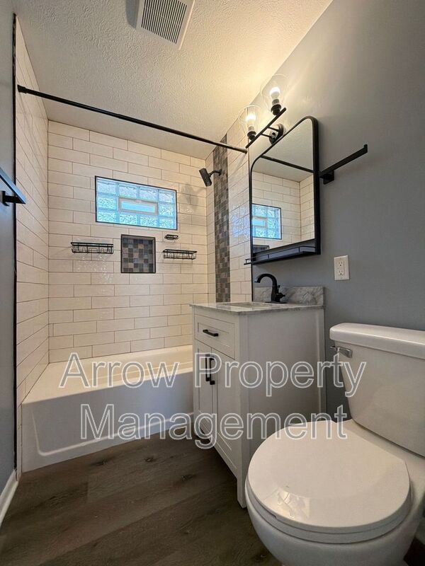 Building Photo - 800 S 38th St