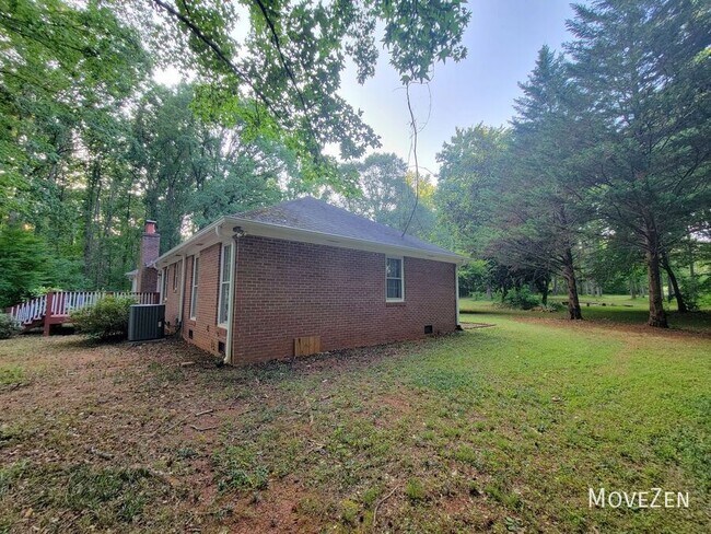 Building Photo - 303 Driftwood Dr