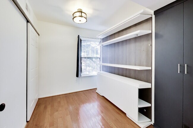 Building Photo - Bright 16th St Condo + Parking