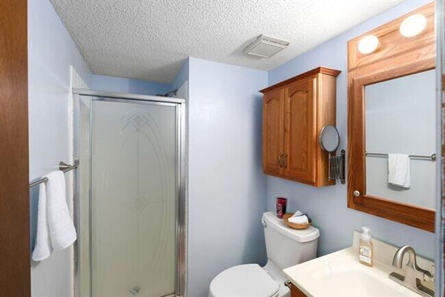 Building Photo - Spacious home near 55th st. S. and Broadway