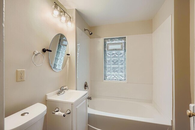 Building Photo - 595 Hawthorne Ave E