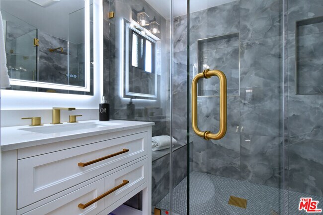 Building Photo - 26065 Farmfield Rd