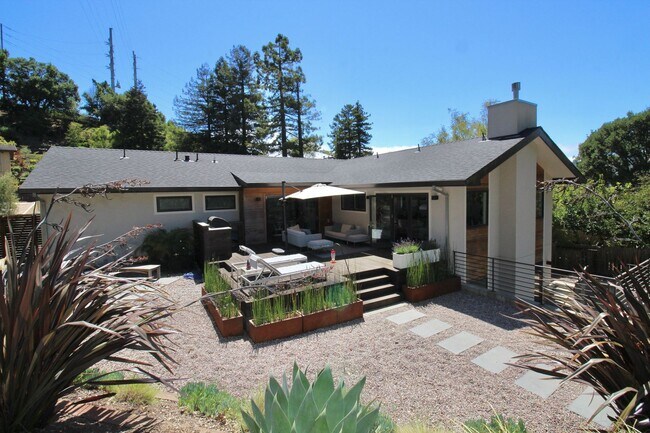 Building Photo - Bright, Stylish Living with Exceptional Ou...