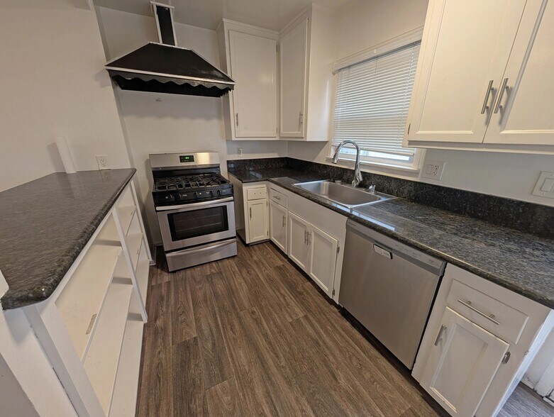 Building Photo - 1532 S Bundy Dr