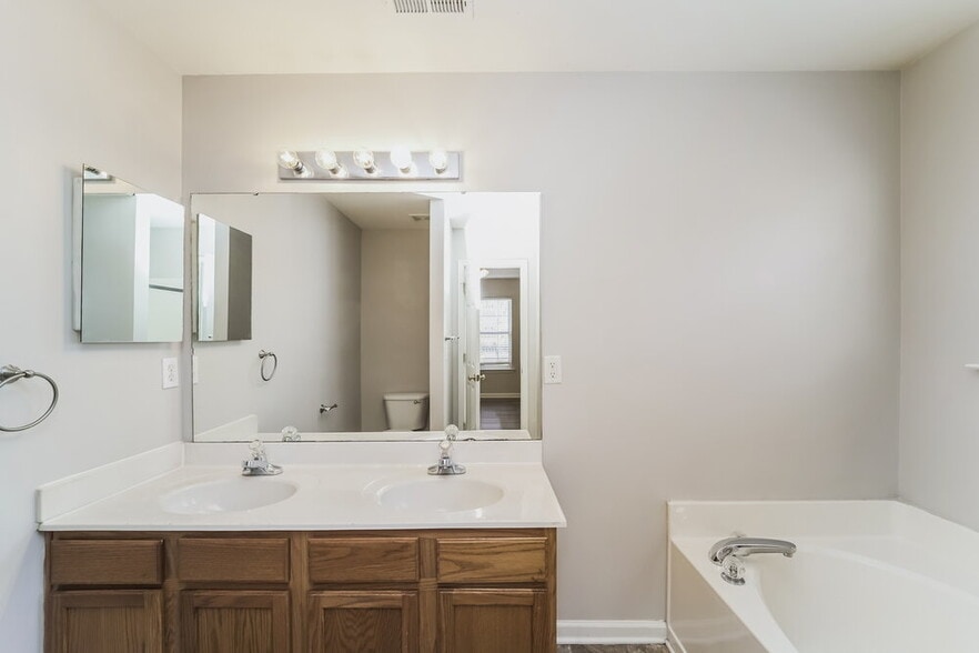 Building Photo - 6109 Spanish Moss Ln