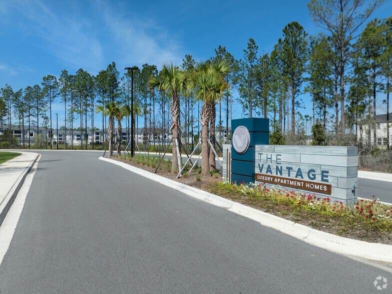 Front Entrance -Pylon - THE VANTAGE APARTMENTS