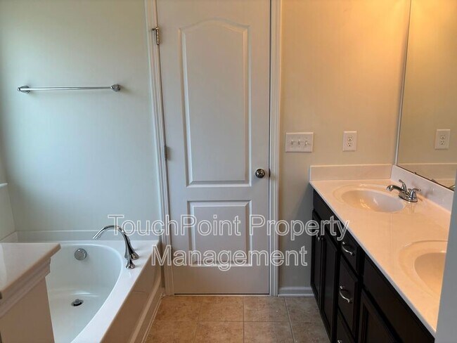 Building Photo - 78123 Rillstone Dr