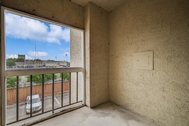 Building Photo - 4800 W Lovers Ln