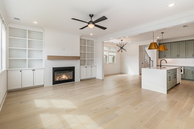 Building Photo - Stunning!