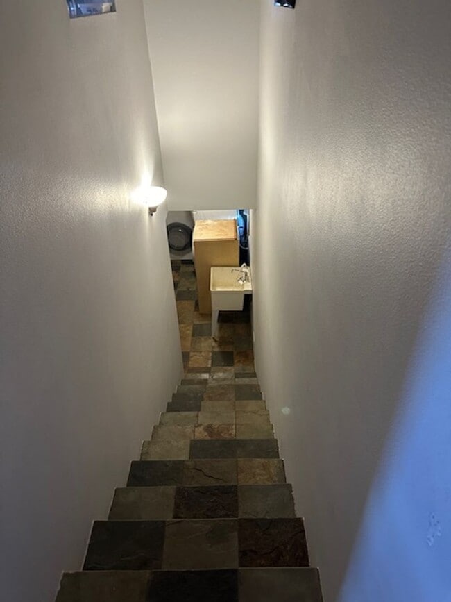 Building Photo - 2705 Palalani Pl