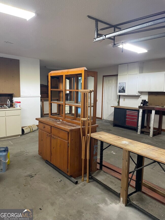 Building Photo - 211 N Woodvalley Dr