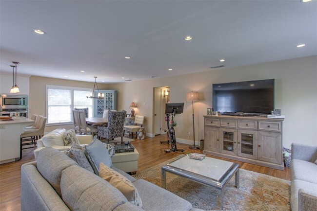 Building Photo - 2105 Rockridge Terrace