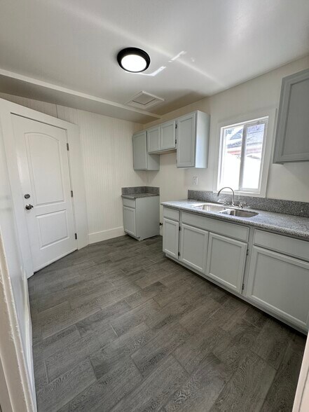 Kitchen - 957 W 45th St