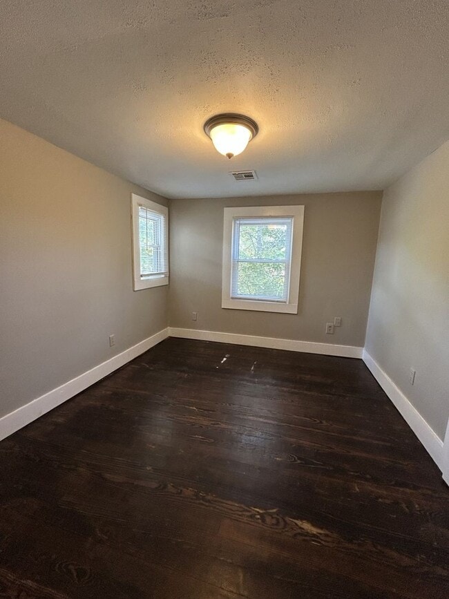 Building Photo - COMING SOON!  GORGEOUS 4BR/1BA - Large Cor...