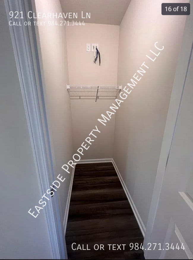 Building Photo - 921 Clearhaven Ln