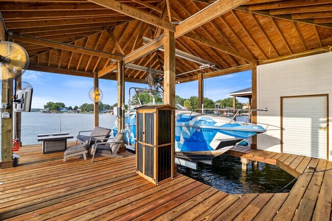 Building Photo - 14030 Shoreline Dr