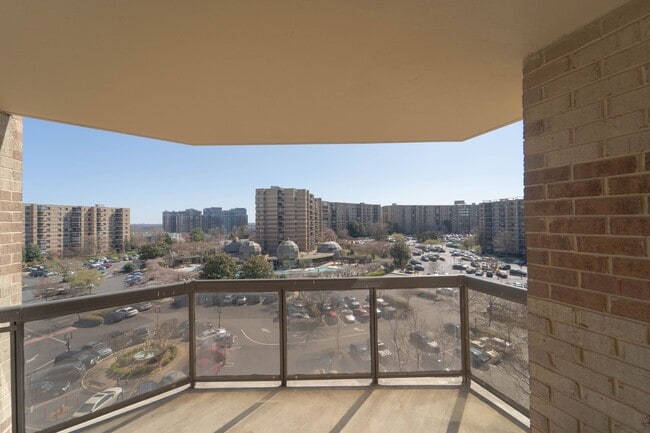 Building Photo - 8370 Greensboro Dr