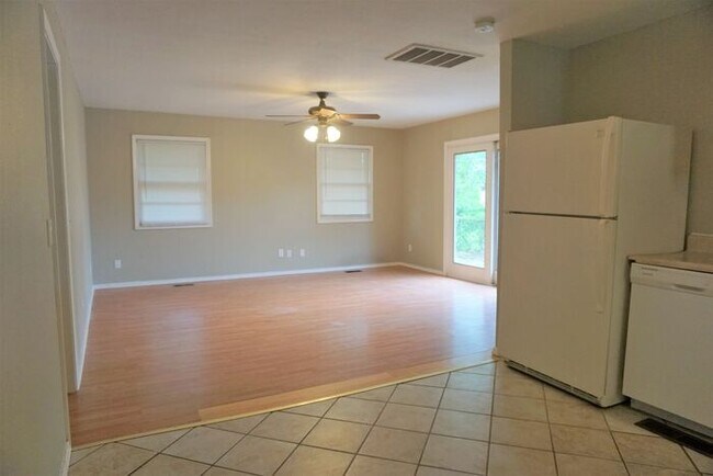 Building Photo - 3 Bed 2 Bath 1 Car Garage -The Village NW OKC