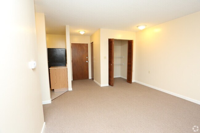 Building Photo - 2100 Greentree N