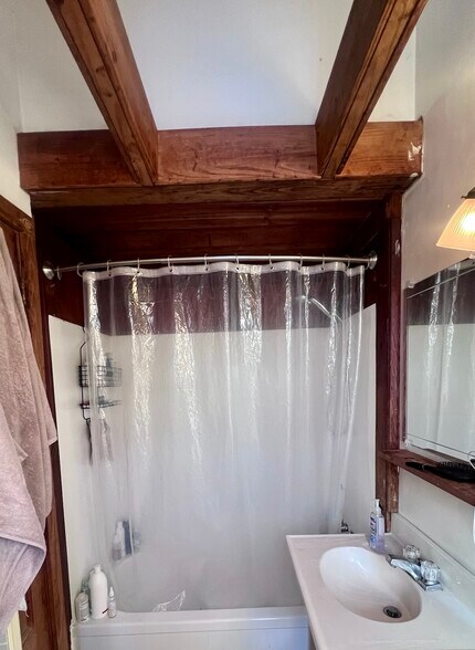shower/tub - 341 Glendale Ave NE