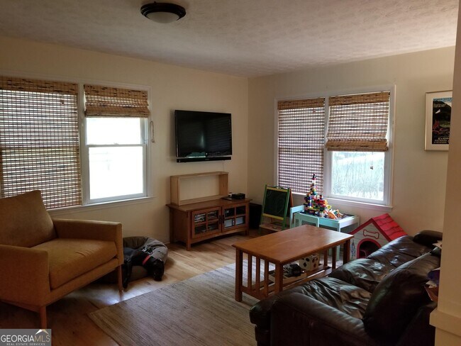 Building Photo - 410 Rocky Dr