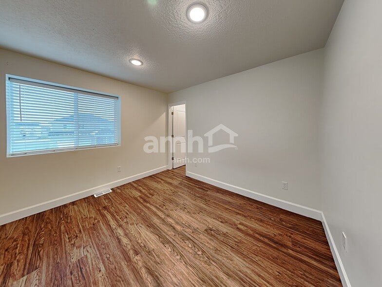 Building Photo - 2403 E Surry Way