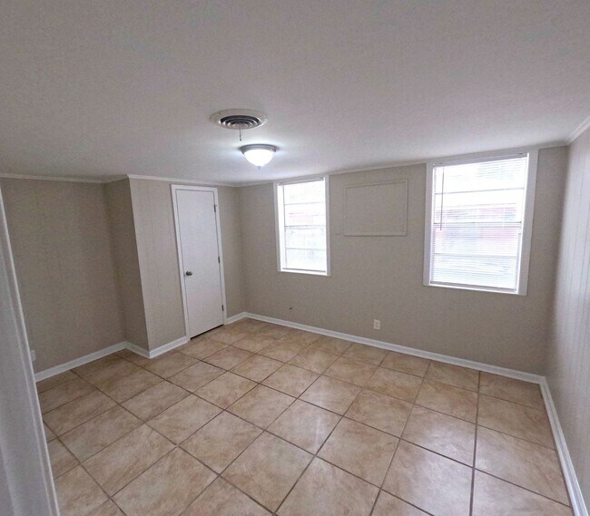 Building Photo - Renovated 4 Bed 1 Bath