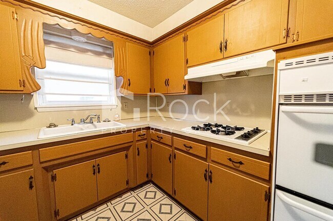 Building Photo - 3 Bedroom Home with 2-Car Garage and Covered Parking