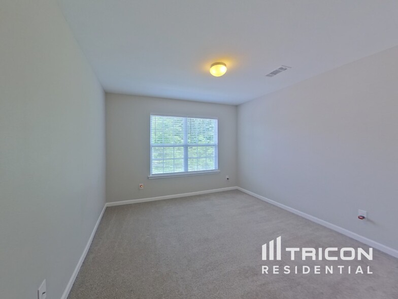 Building Photo - 5936 Sanders Farm Ln